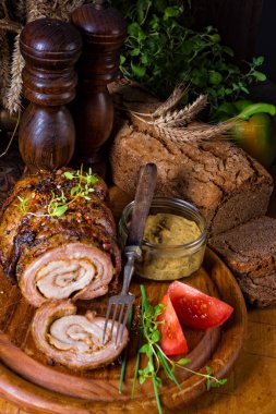 tam olarak domuz pastırması rulo kavrulmuş