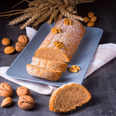 lezzetli dilimlenmiş solmayan çiçek pasta