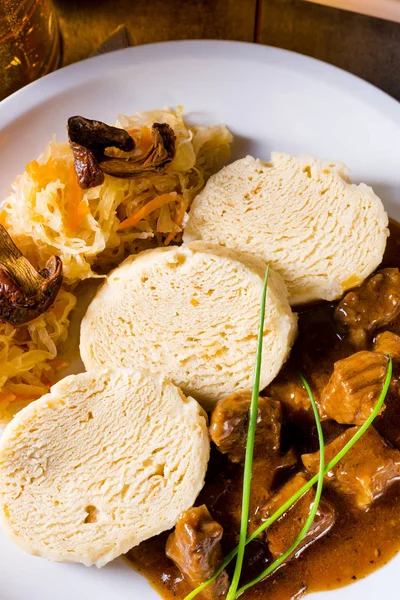 Bolinho de massa checo original com goulash — Fotografia de Stock