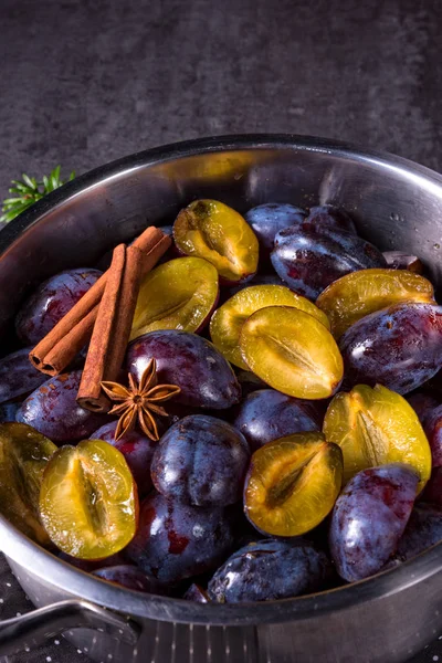 Plums with cinnamon in metal pan — Stock Photo, Image