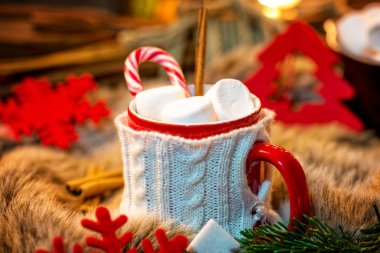 Marşmelovlu sıcak çikolata