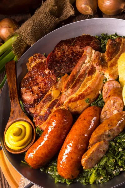 Gruenkohl con patatas y carne en sartén — Foto de Stock