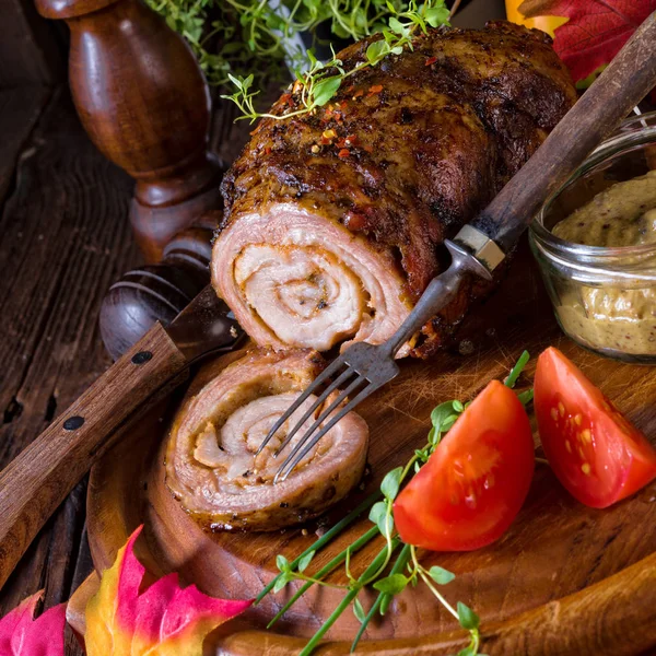 tam olarak domuz pastırması rulo kavrulmuş