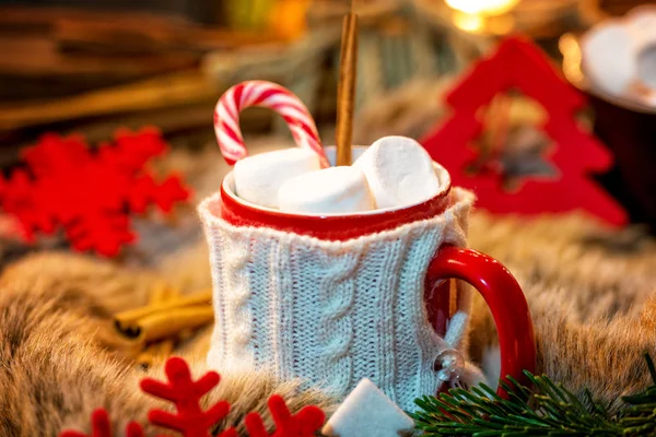 Marşmelovlu sıcak çikolata