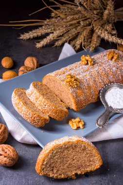 lezzetli dilimlenmiş solmayan çiçek pasta