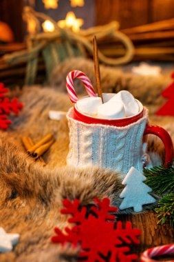 Marşmelovlu sıcak çikolata