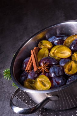 Erik metal tavada tarçın ile   