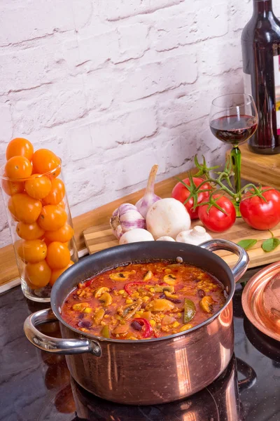 Chili con Carne in saucepan — Stock Image Chili con Carne in saucepan Royalty Free Stock Photos
