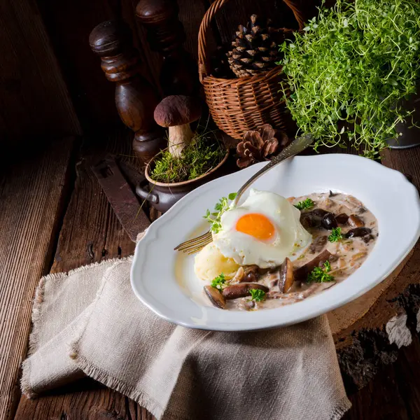 Pilze mit Kartoffeln und pochiertem Ei auf Teller — Stockfoto