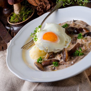 mantar patates ve çılbır plaka üzerinde