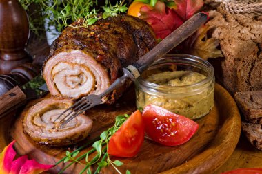 tam olarak domuz pastırması rulo kavrulmuş