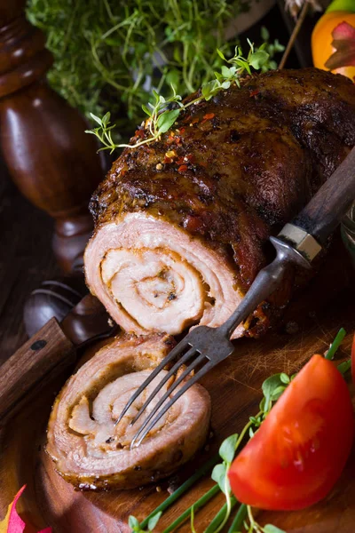 tam olarak domuz pastırması rulo kavrulmuş