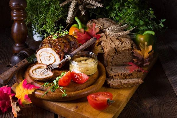 tam olarak domuz pastırması rulo kavrulmuş