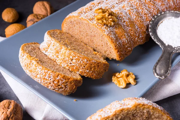 lezzetli dilimlenmiş solmayan çiçek pasta