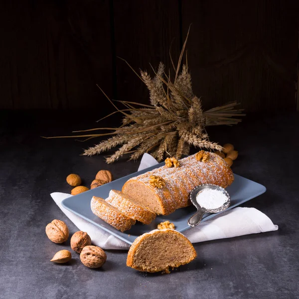 lezzetli dilimlenmiş solmayan çiçek pasta