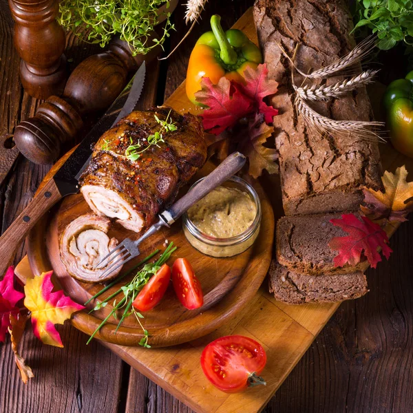 tam olarak domuz pastırması rulo kavrulmuş