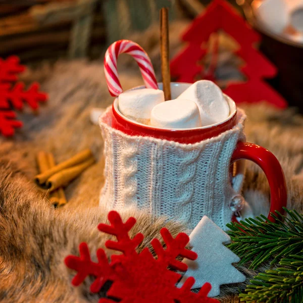 Marşmelovlu sıcak çikolata