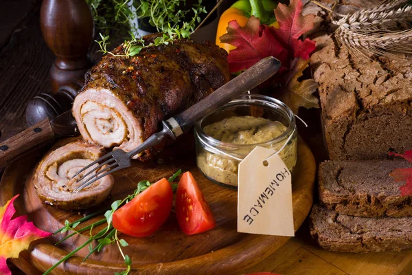 tam olarak domuz pastırması rulo kavrulmuş