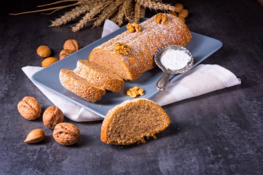 lezzetli dilimlenmiş solmayan çiçek pasta