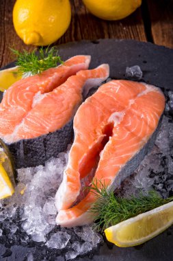 Buzda taze çiğ somon.