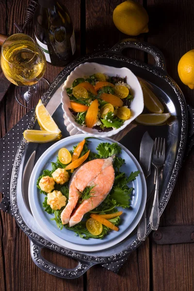 Lachs mit gebratenem Kartoffelpüree — Stockfoto