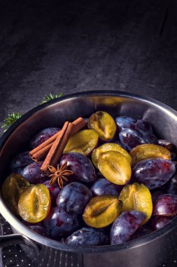 Erik metal tavada tarçın ile   