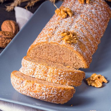 lezzetli dilimlenmiş solmayan çiçek pasta