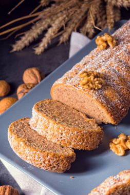 lezzetli dilimlenmiş solmayan çiçek pasta