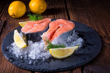 Buzda taze çiğ somon.