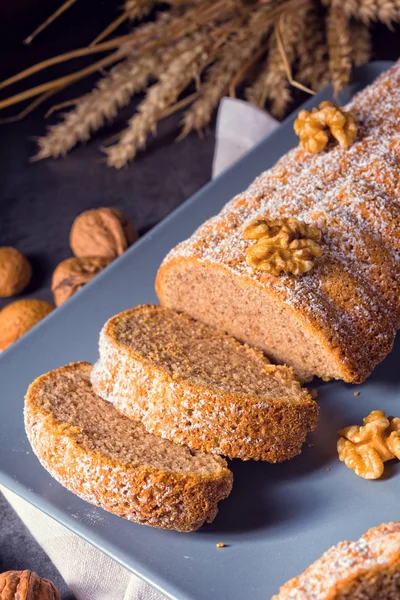 lezzetli dilimlenmiş solmayan çiçek pasta