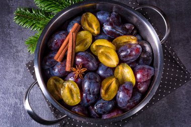 Erik metal tavada tarçın ile   