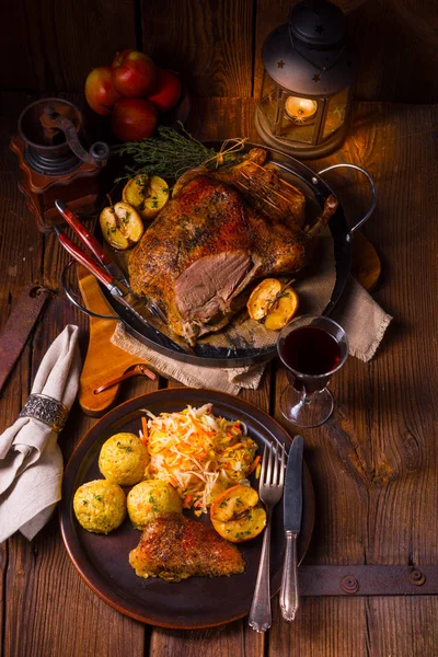 Köfte ile ördek kızartma