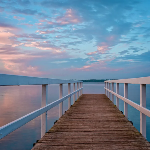 Gölün üzerinde güzel gün batımı 