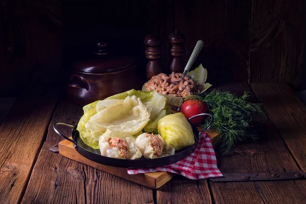 Gevulde kool rolt op pan — Stockfoto