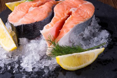 Buzda taze çiğ somon.