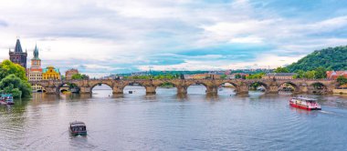 gündoğumu, ünlü Charles Köprüsü