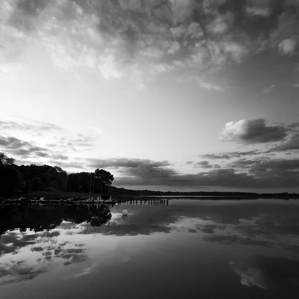 Nuages réfléchissant sur la surface de l'eau du lac — Photo