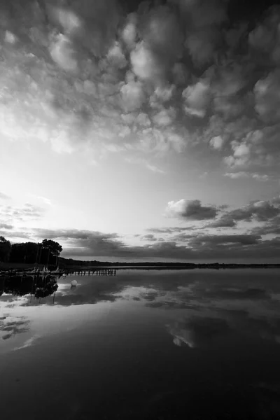 Nubes que reflejan en la superficie del agua del lago — Foto de Stock