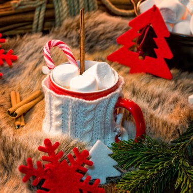 Marşmelovlu sıcak çikolata