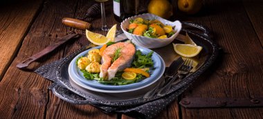 Somon tereyağı kızarmış patates püresi ile