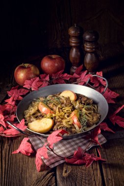 Kızarmış Karaciğer apple ile