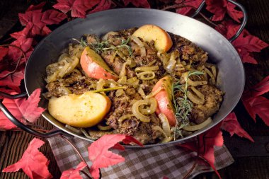 Kızarmış Karaciğer apple ile