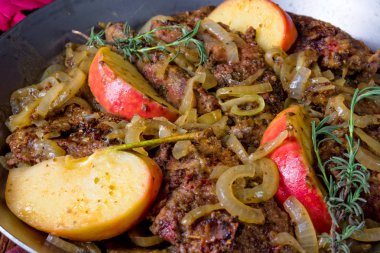 Kızarmış Karaciğer apple ile 