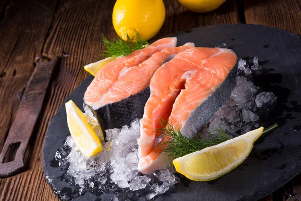 Fresh raw salmon on ice — Stock Photo, Image