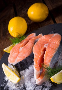 Buzda taze çiğ somon.