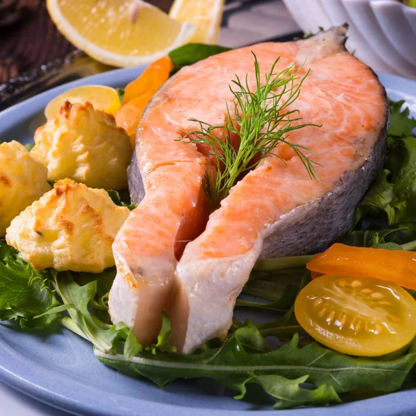 Salmão com purê de batata frita manteiga — Fotografia de Stock