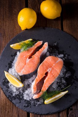 Buzda taze çiğ somon.