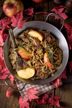 Kızarmış Karaciğer apple ile