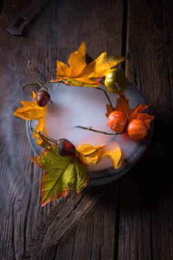 plaka üzerinde sonbahar yaprakları 