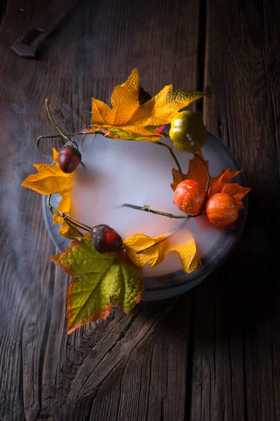 plaka üzerinde sonbahar yaprakları 